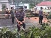 Polres Tanggamus Evakuasi Pohon Tumbang, Cegah Kemacetan di Jalur Dua Pemda